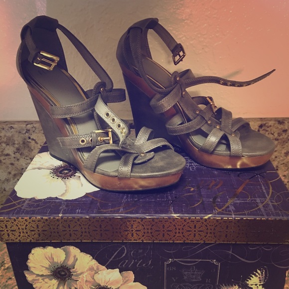 Cute Elle wedges. Size 9. Used. Click to see.