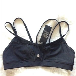 Red Daisy sports bra medium yoga crossfit boutique