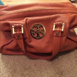I'm selling this lightly used Tory Burch handbag.
