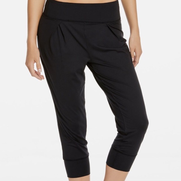 Yogi Capris by Fabletics NWT! 🙏🏻