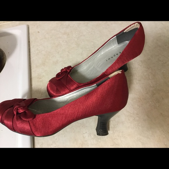 Gorgeous red satin pumps!  Size 7