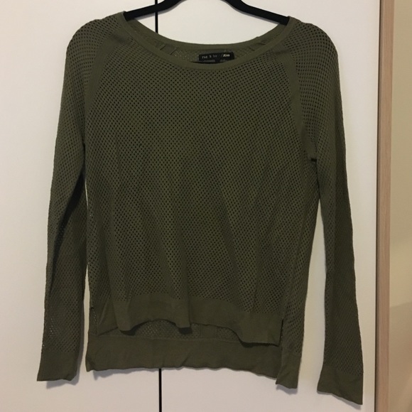 Thin green sweater perfect for fall