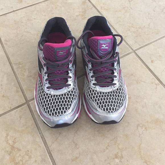 Women's Mizuno Wave Creation 17 Size 8
