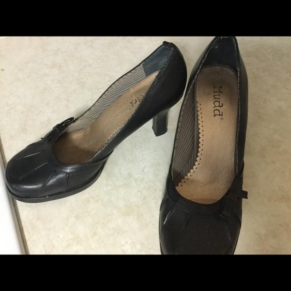 Black Mudd pumps - worn twice -size 7