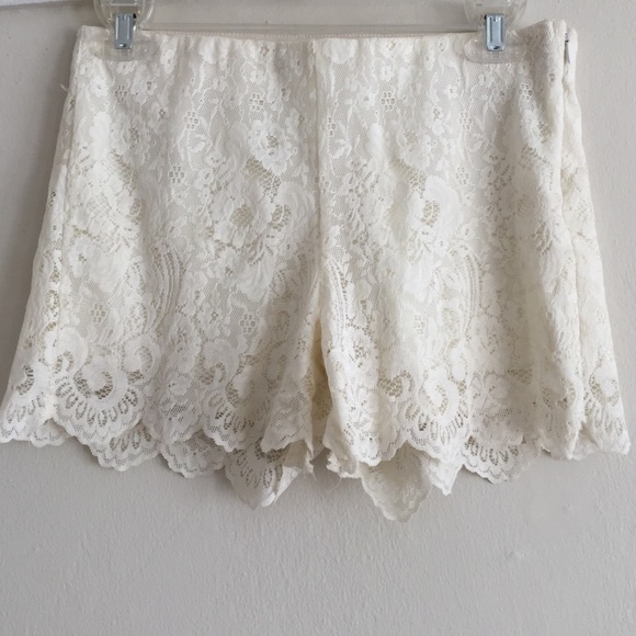 White lace short