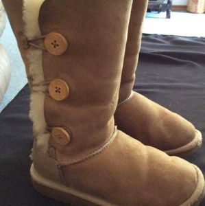 Triple Bailey button UGGS