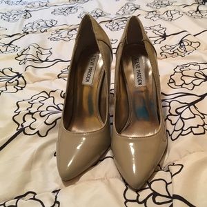 Tan pointy - toe Steve Madden heel sz 5 1/2