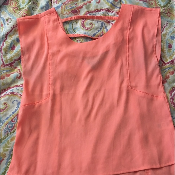 American Eagle cut out back short sleeve shirt!