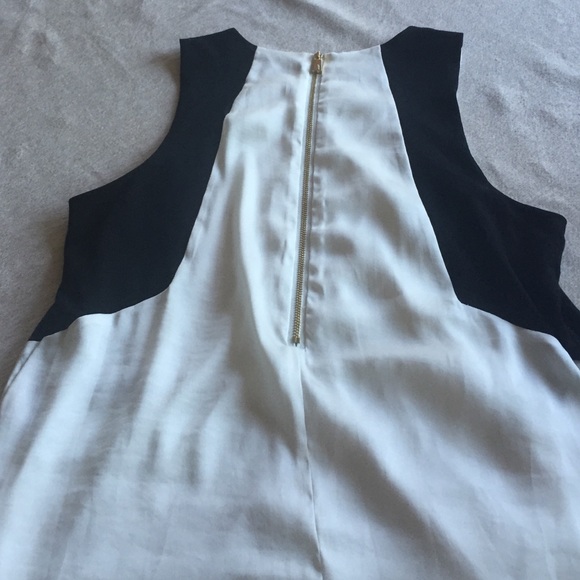 Vince Camuto zip back silk tank NWOT - Picture 3 of 7