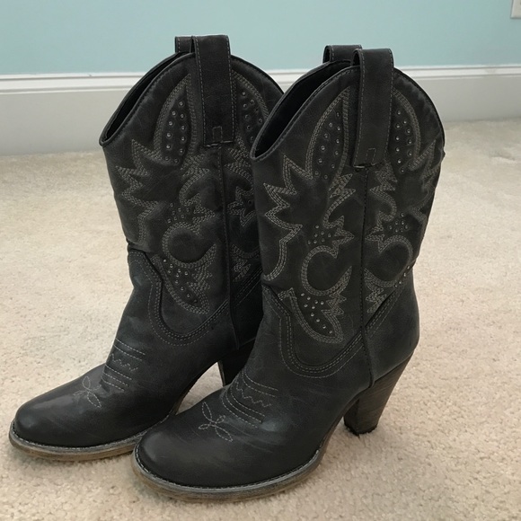 Grey boots size 7 1/2. Very good condition!