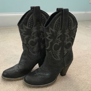 Grey boots size 7 1/2. Very good condition!