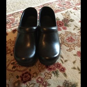 NEW Dansko black patent leather clogs size 38.
