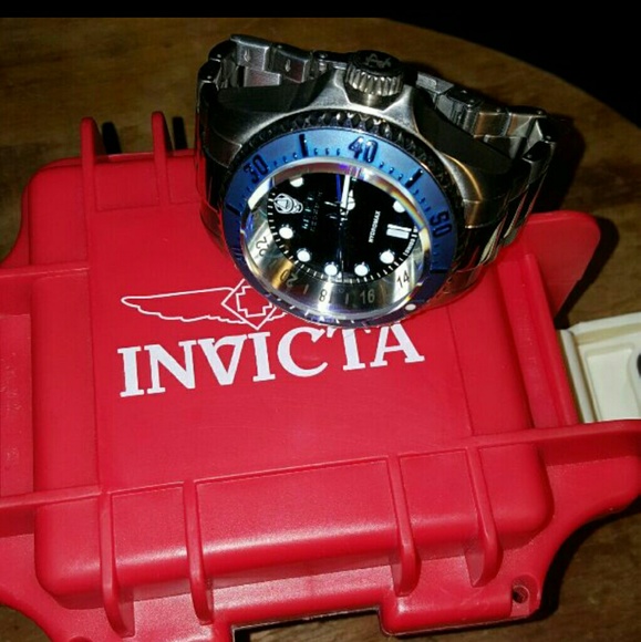 Invicta 52mm hydromax reserve watch with case