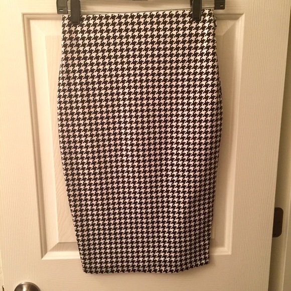 Houndstooth Pencil Skirt