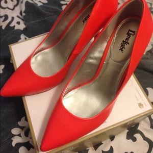 Orange pumps!! Great condition!
