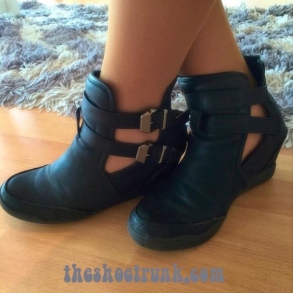 NWT Black sneaker boot from Maker's