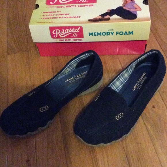 Navy Crosswalk Skechers 7.5M EUC