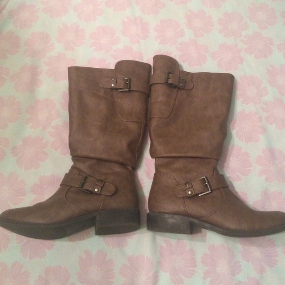 Cute brown boots!