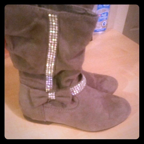 Girl grey boots
