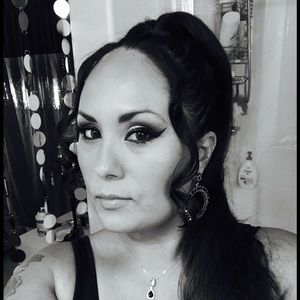 Meet your Posher, Simona