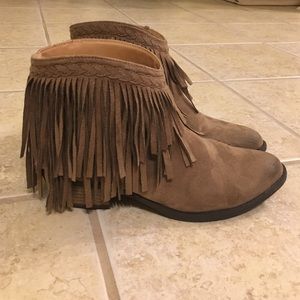 👢 Fringe Booties 👢
