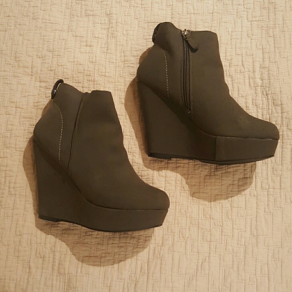 Olive green booties. - Picture 1 of 1