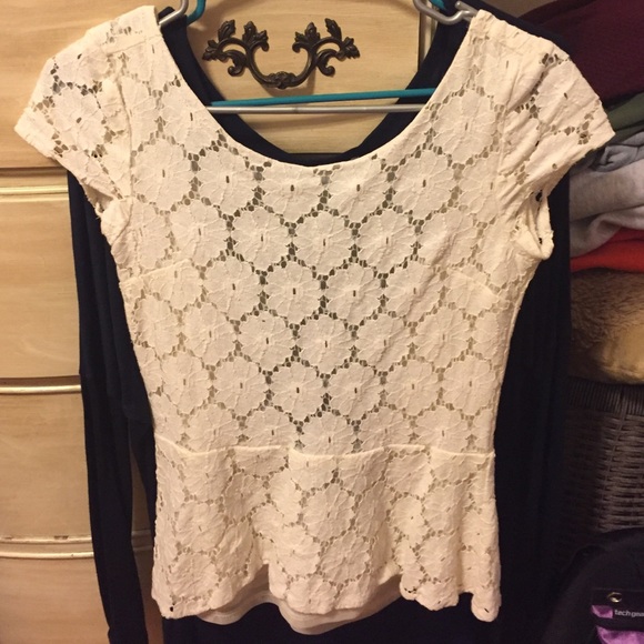 White flowery pablum top - Picture 1 of 2