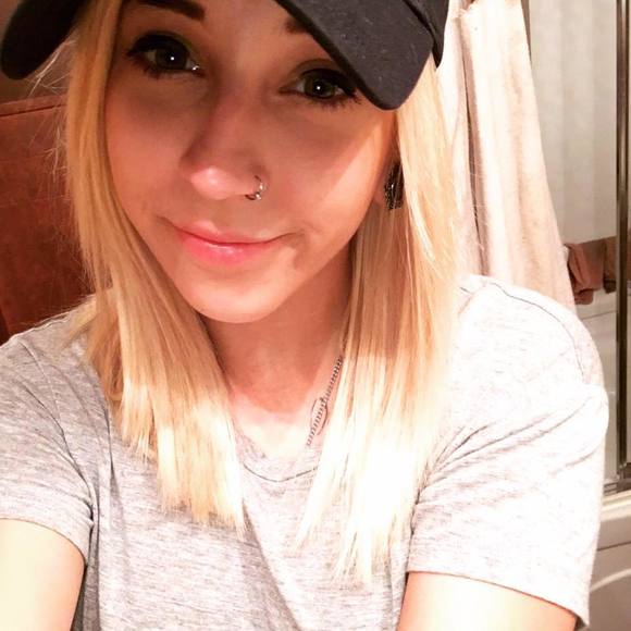 Meet your Posher, Andi - Picture 1 of 1