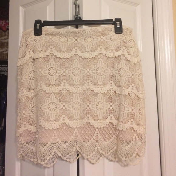Jennifer Lopez cream lace skirt - Picture 2 of 4