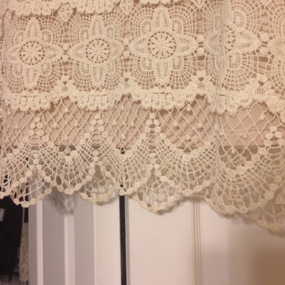 Jennifer Lopez cream lace skirt - Picture 4 of 4