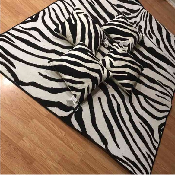 4 Pillows and Area Rug