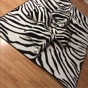 4 Pillows and Area Rug