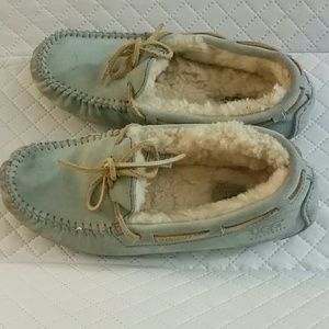 UGG DAKOTA moccasines.