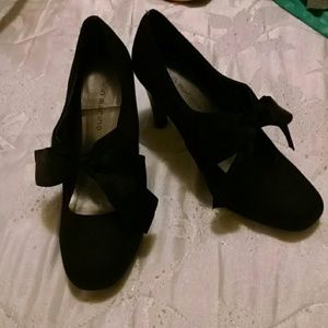 Black bow heels