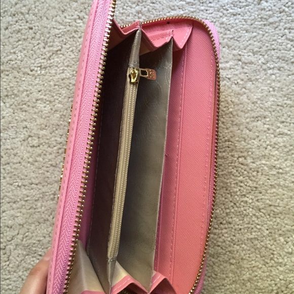 Michlael Kors look like wallet - Picture 2 of 4