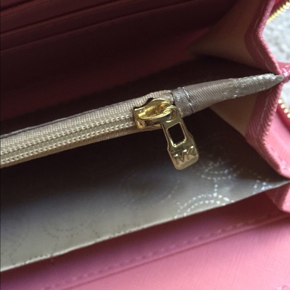 Michlael Kors look like wallet - Picture 3 of 4