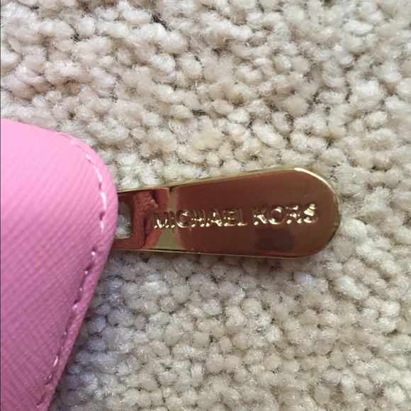 Michlael Kors look like wallet - Picture 4 of 4