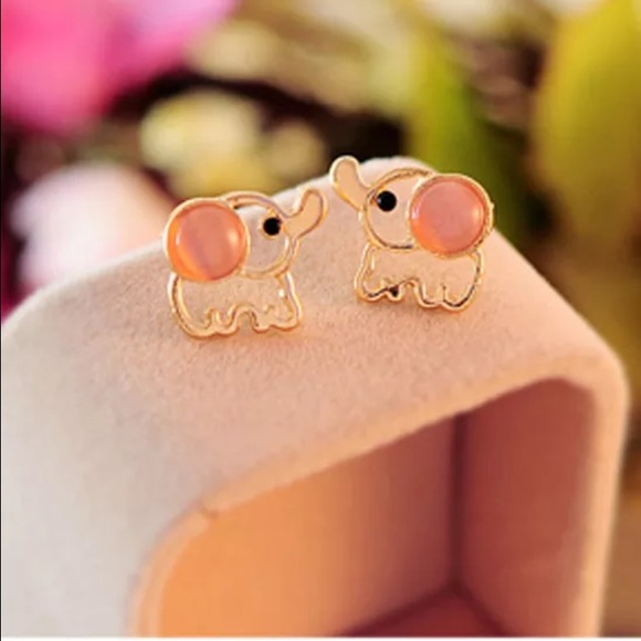 Adorable Opal pierced elephant charm earrings new - Picture 3 of 4