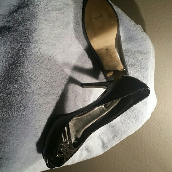 CLASSIC PEEP TOE HEELS NOT WORN - Picture 2 of 4