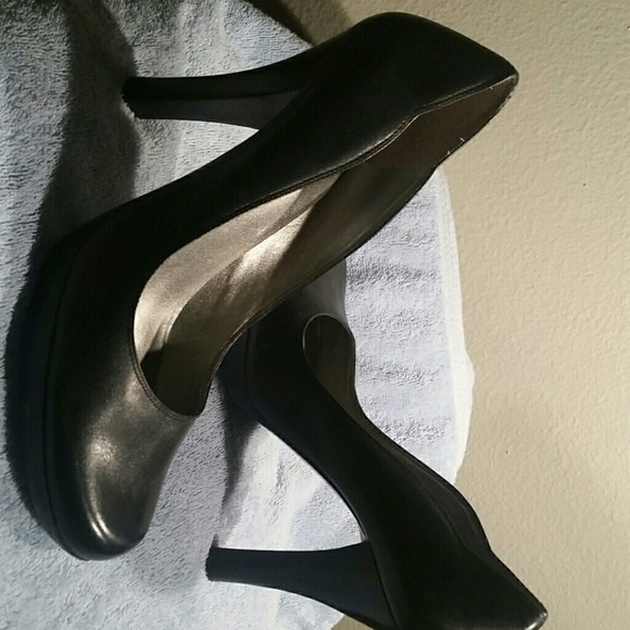 Guess Black Leather Platform Heels - Picture 1 of 4