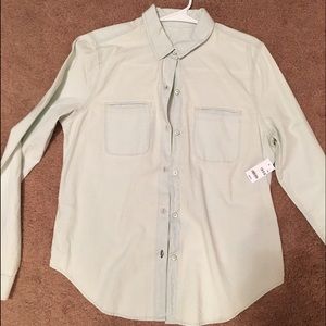 Gap chambray button up shirt Gap chambray button up shirt