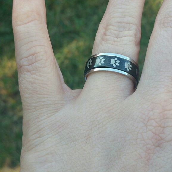 Stainless steel paw print spinner ring