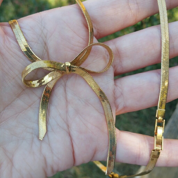 Bow necklace