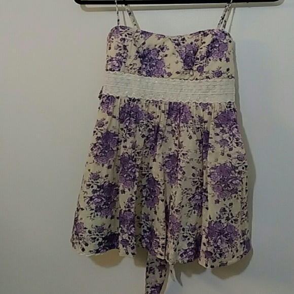 Short floral dress with lace and ribbon center