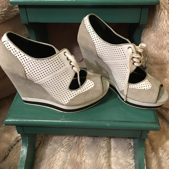 Shoes - ✳️SALE✳️Beautiful wedges