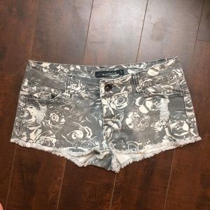💥New Listing - Gray & White Floral Shorts