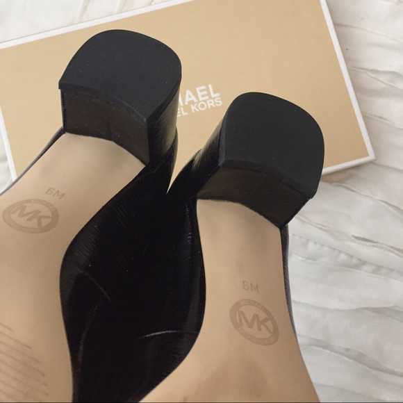 Michael kors Kiera black patent mid pump - Picture 3 of 4
