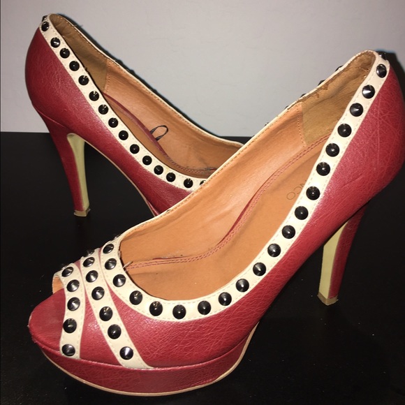 Peep toe pumps!
