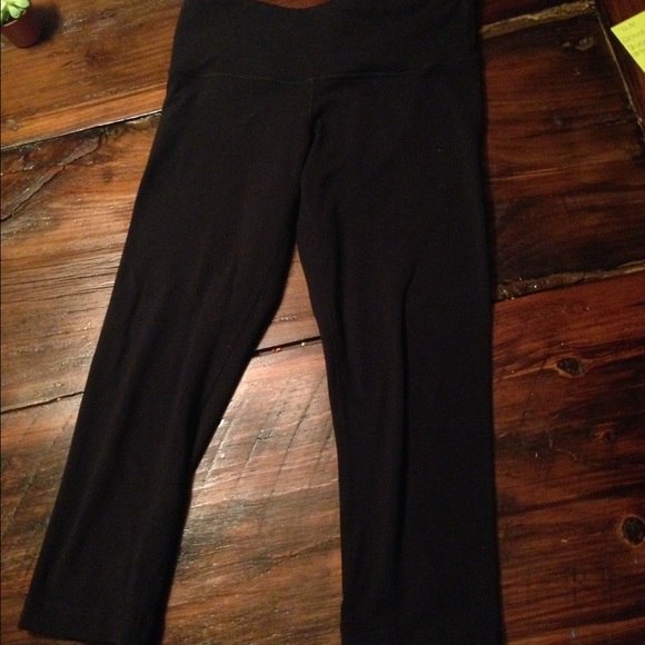 Lululemon black capris