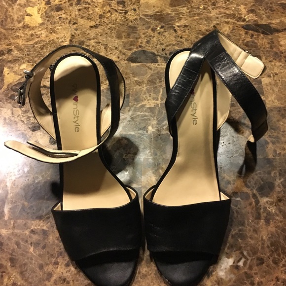 Black simple low wedge